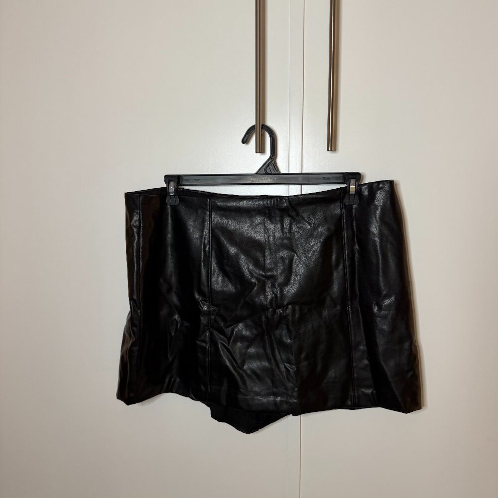 Abercrombie Leather black skort